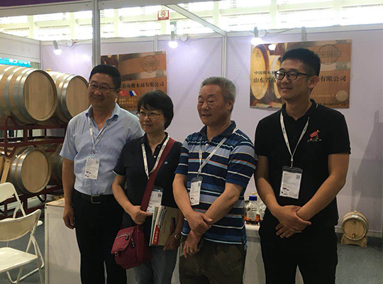 西农葡萄学院李华，王华老师和我们在一起！